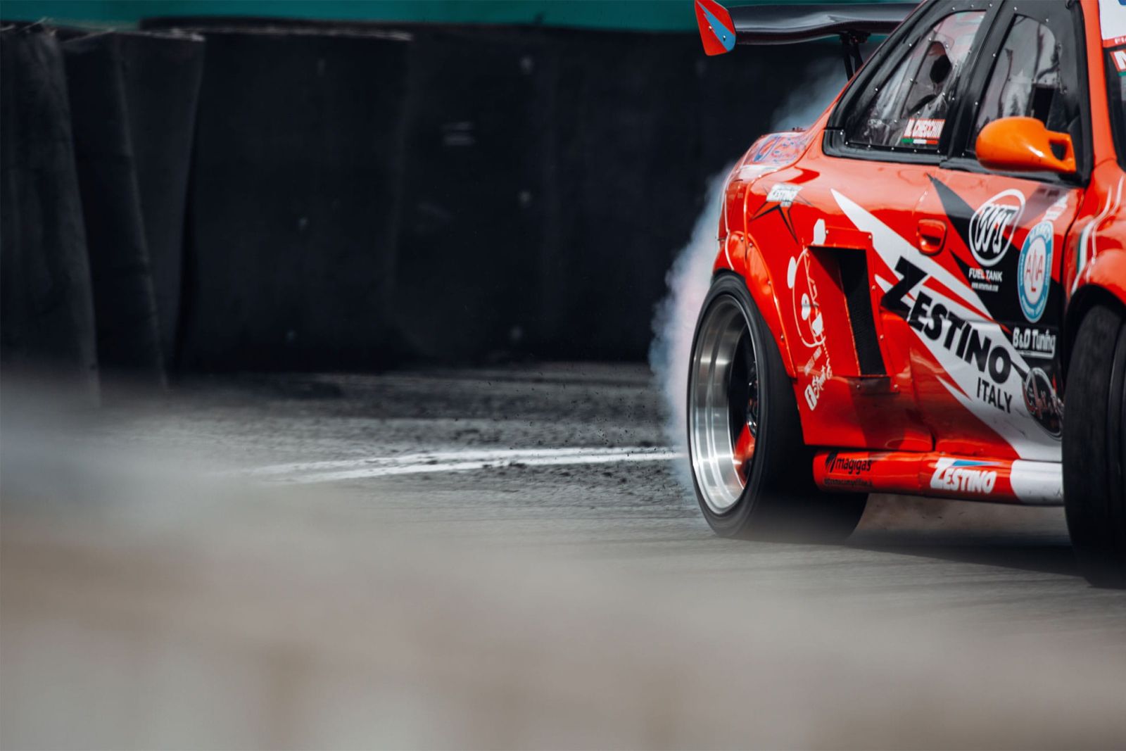 Una Subaru Impreza che sfreccia in derapata